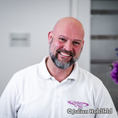 Profilbild eines freundlich lächelnden medizinischen Mitarbeiters 